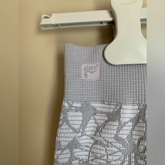 Fabletics leggings, gray patterned dropped - Picture 5 of 6